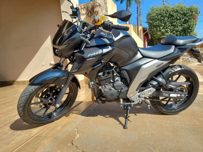 Moto muito nova , para pessoas exigentes.