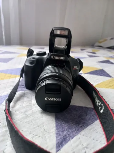 Canon EOS Rebel T100 com lente EF-S 18-55mm f/3.5-5.5