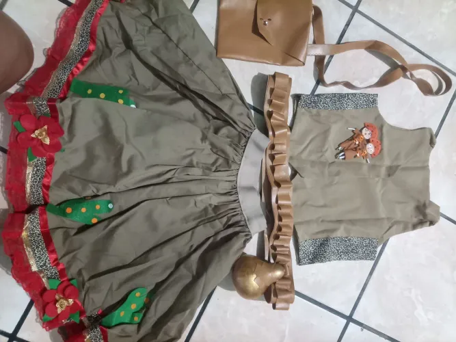 Fantasia de Maria bonita. Contém blusa saia cinturão de Maria bonita e a bolsa.