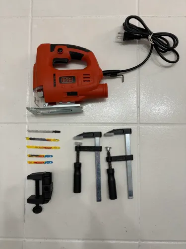 Kit Marcenaria Black+Decker: Serra Tico-Tico + Grampos + Lâminas