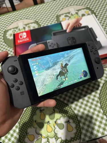 NINTENDO SWITCH V2 PRETO ? COMPLETO NA CAIXA ? CARTÃO SD