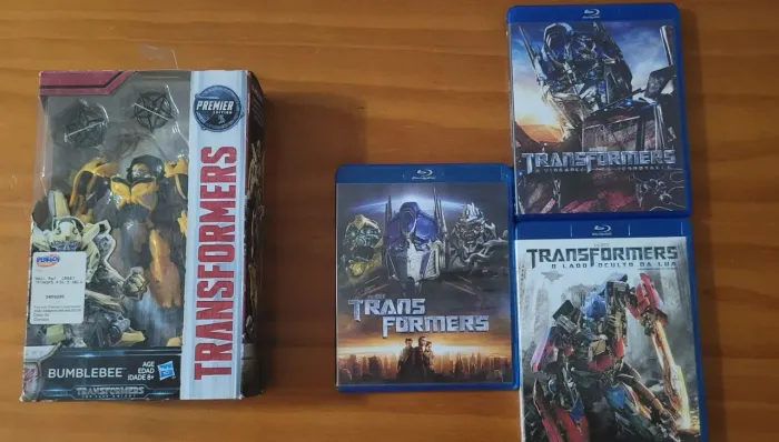 Figura do Bumblebee + os três filmes de transformers em blu-ray/ itens de colecionadores