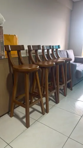Conjunto de banquetas em madeira