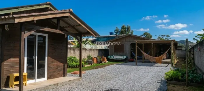 Casa de Madeira com 2 Quartos e Edícula em Terreno de 431 m² no Campo Duna - Garopaba/SC