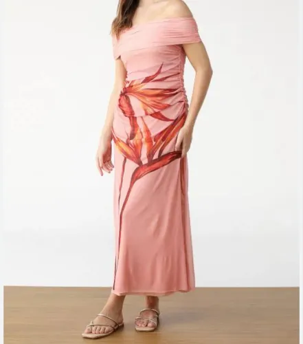 Vestido longo de tule rosa, decote ombro a ombro.