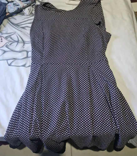 Vestido azul com bolinhas brancas