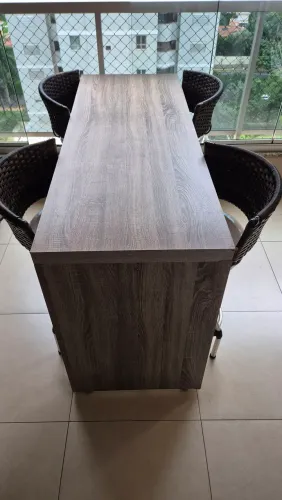Balcão com bancadas.