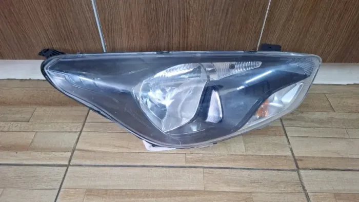 Farol Direito Ka 2019