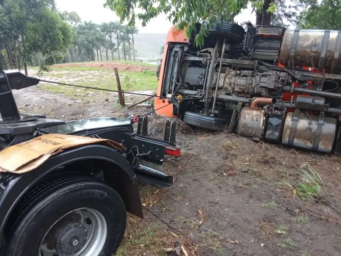 Caminhão lança pesado