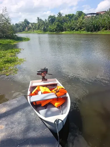 Barco de fibra com motor a gasolina 6.5hp