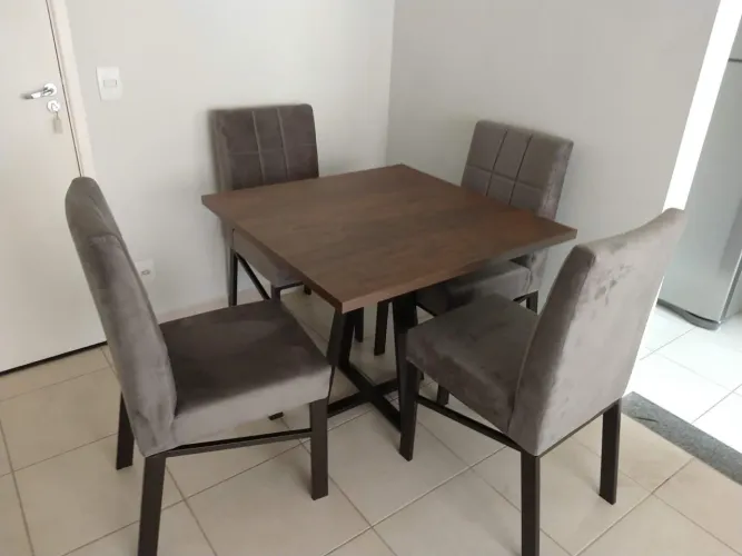Mesa com 4 cadeiras estofadas e pés metálicos 