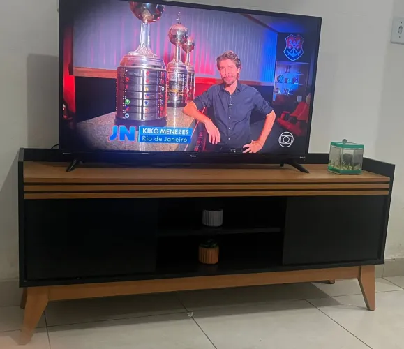 Rack de TV moderno com acabamento amadeirado e preto fosco *NOVO*