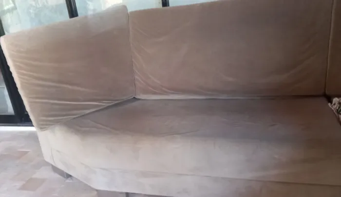Sofa pequeno usado de tecido veludotipo suede. usado em ótimo estado de conservação 