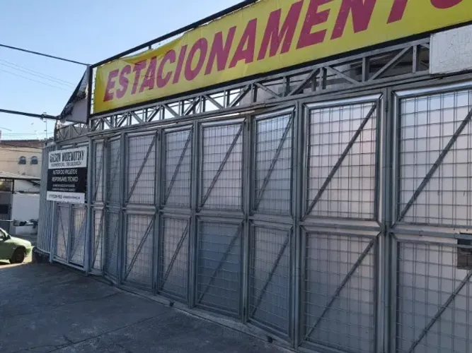 Portão sanfonado, grade e painel para propaganda
