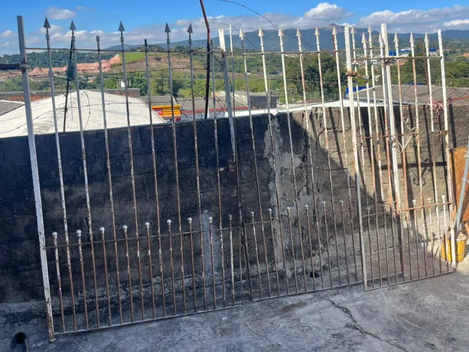  Portão de garagem + portão social de ferro.