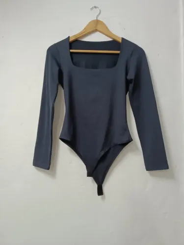 Body preto manga longa com decote quadrado