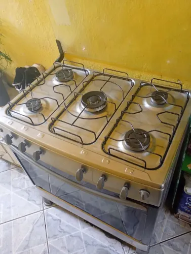 Fogão Consul 5 bocas bom estado no valor de 300 reais o carreto pôr conta da pessoa