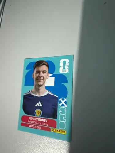 TROCO Figurinha SCO 4 Kieran Tiernev por qualquer uma da seleção brasileira