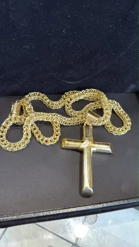 Colar com pingente de cruz de ouro 