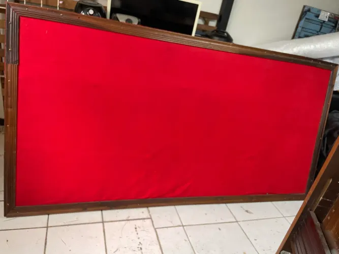 Quadro de Aviso com Feltro Vermelho