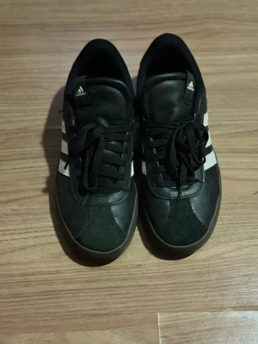 Adidas VL Court 3.0, na cor Core Black / Cloud White / Gum