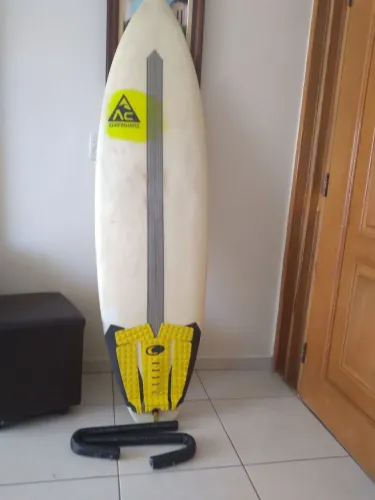Vendo prancha de suf ótimo estado acompanha o suporte