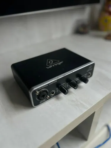 Interface de audio Behringer Umc22 Preto