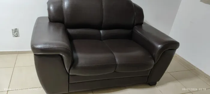 Vendo um sofá de 2 lugares em estado de novo.