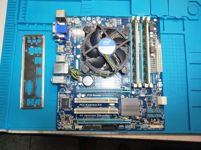 Placa Mãe Gigabyte GA-B75M-D3H LGA1155 DDR3 USB 3.0 SATA3 HDMI/DVI/VGA Testada