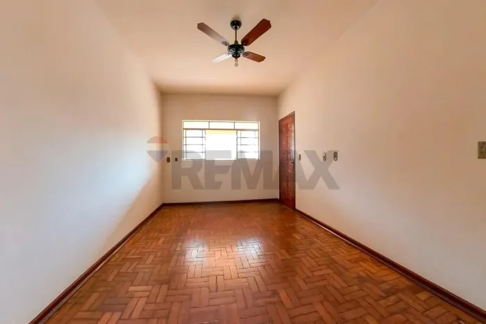 IMÓVEL COM EXCELENTE LOCALIZAÇÃO NO CENTRO DE LEME/SP!