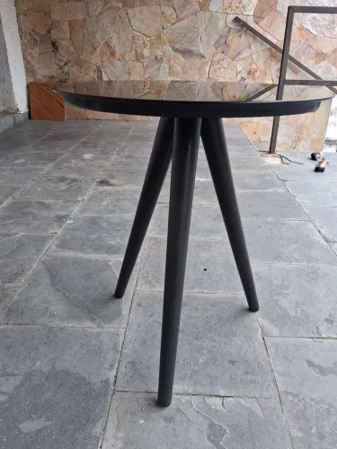 Mesinha com tampa de vidro.