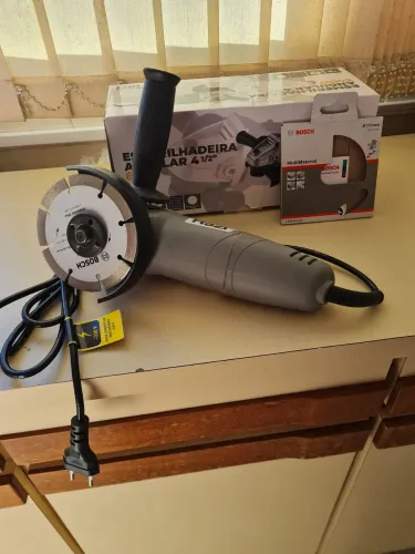 Vende-se esmilhadeira angular 600w 4 1/2 com disco bosch 110mm semi nova, pouco uso.