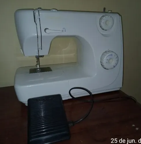 Máquina de Costura Singer Portátil com Pedal - Em Excelente Estado