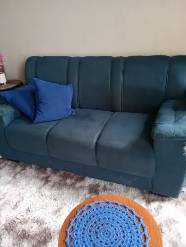 Sofá azul marinho com tecido suéter 