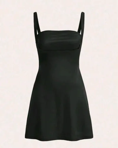 Vestido curto preto em tecido acetinado com alças finas tamanho P