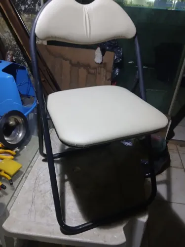 Cadeira com couro sintético 