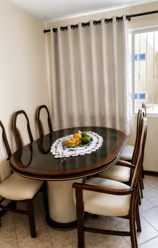 Mesa de jantar de madeira com tampo de vidro e 6 cadeiras