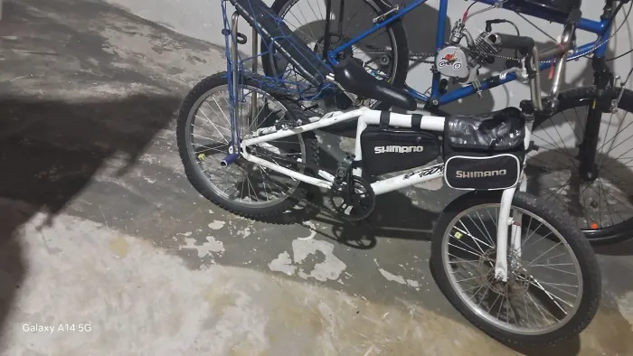 Vendo bike aro 20 montadinha, só tá sem freio