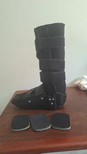 Bota imobilizadora + muletas canadenses