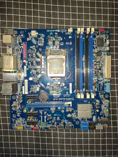 Intel Desktop Board DH77EB, um modelo azul no formato micro ATX com socket LGA 1155