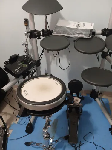 Bateria eletrônica dtx 502 yamaha com pads diferenciados de chimbal e caixa