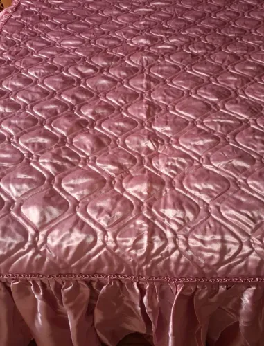 Colcha de casal metal assim rosa com 2 almofadas em forma de coração