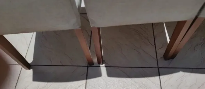 5 CADEIRA ALMOFADADAS EM MADEIRA MACIÇA.