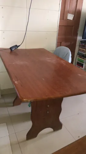 1 mesa de madeira maciça +4 cadeiras de madeira tbm