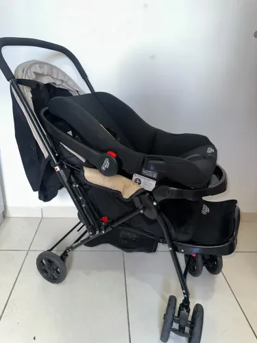 Carrinho de bebê com bebê conforto Cosco