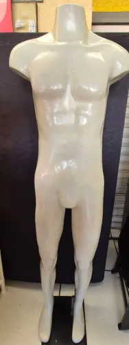Este manequim masculino de corpo inteiro