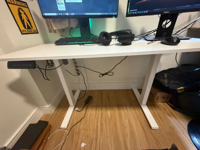 Mesa de escritório com regulagem de altura 