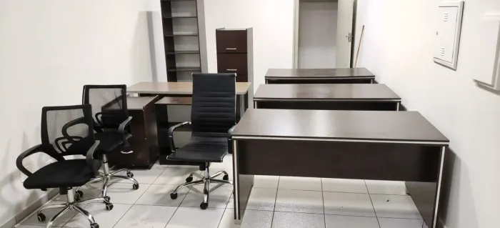 Kit de escritório: 3 mesas, 1 cadeira diretor, 2 de escritório, 2 gaveteiro e 1 armário