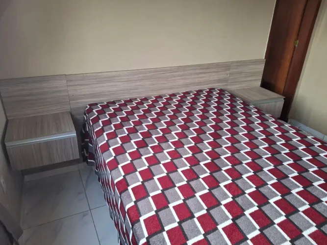 Cama com colchão e cabeceira