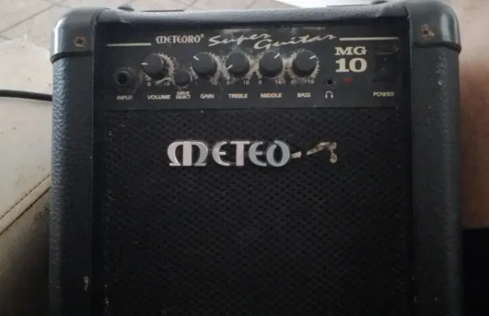 Amplificador Guitarra, voz, violão Meteoro Mg 10 (10 Watts) Preto 127/220v